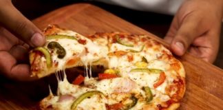 યીસ્ટ કે ઓવેન વગર ખુબજ સ્વાદિસ્ટ પિઝા – Homemade Yummy Pizza cheese Pizza - homemade Yummy pizza - pizza recipe in Gujarati