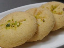 Nankhatai in Cooker - નાનખટાઈ બનાવવાની રીત - Nankhatai recipe in Gujarati