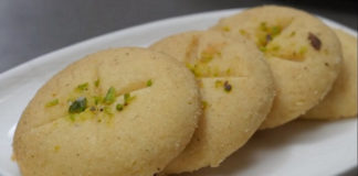 Nankhatai in Cooker - નાનખટાઈ બનાવવાની રીત - Nankhatai recipe in Gujarati
