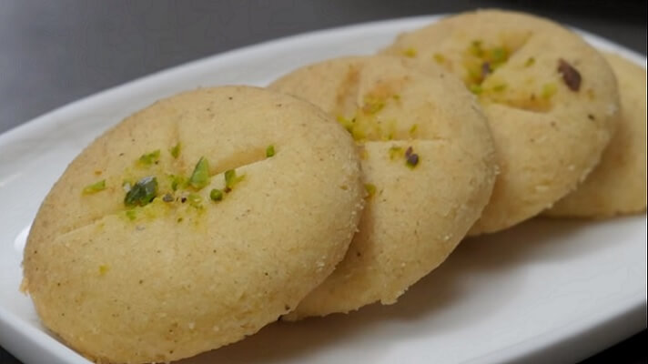 Nankhatai in Cooker - નાનખટાઈ બનાવવાની રીત - Nankhatai recipe in Gujarati