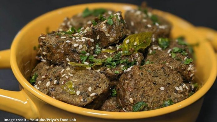 બાજરી ના લોટ ના મુઠીયા બનાવવાની રીત - bajra na lot na muthiya recipe in gujarati - bajri na lot na muthiya banavani rit