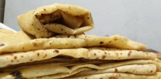 Tava par rumali roti - તવા પર રૂમાલી રોટી
