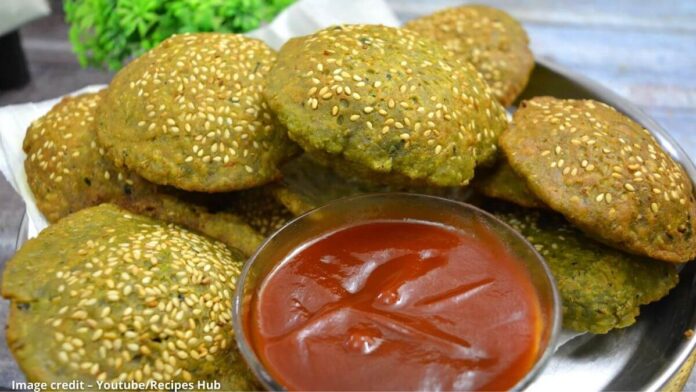 પાલક વટાણા ની પૂરી બનાવવાની રીત - Palak vatana ni puri banavani rit - Palak vatana puri recipe in gujarati